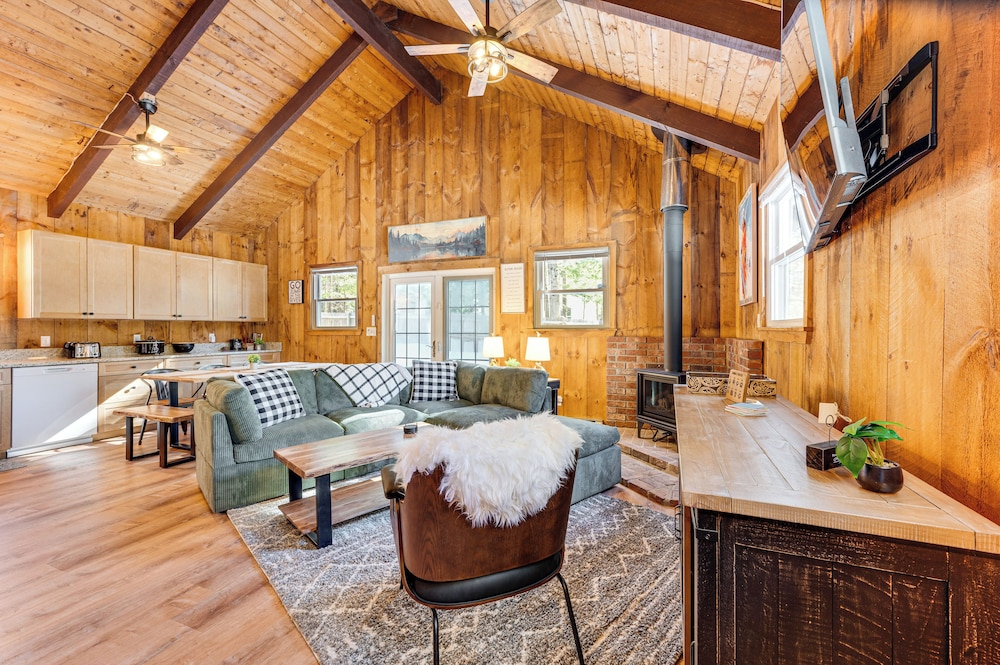 2 Mi to Conway: Cozy Cabin w/ Grill & Yard!