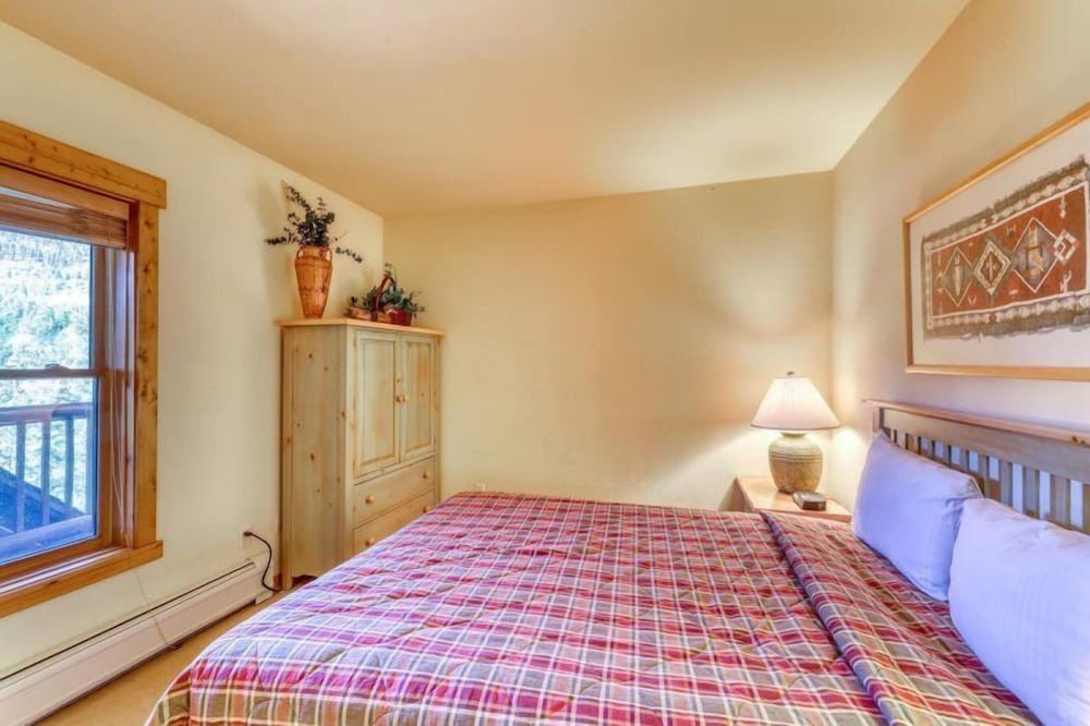 Spacious 4 Bedroom Mountain Vacation Rental With Private Hot Tub and Free Shuttle to Slopes view 4