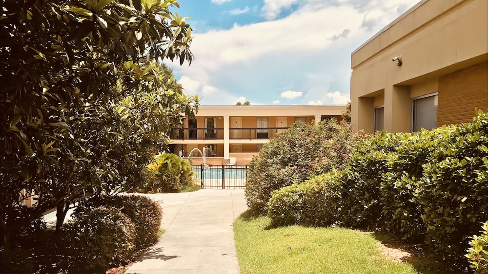 Statesboro Vacations - Quality Inn  Suites Conference Center Statesboro Historic District - Property Image 22