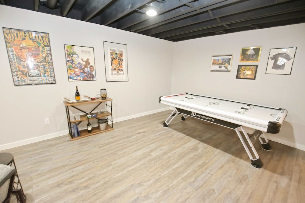 Modern 5 Bedroom Home Sleeps up to 12 15 min Walk to ND 2329