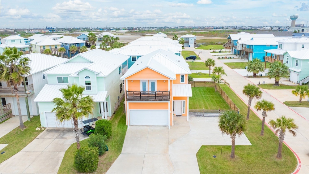 Sunrise Paradise - Pet Friendly! Community Pool!