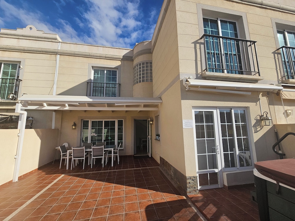 Comfortable Modern House With Jacuzzi, and Access to Swimming Pool