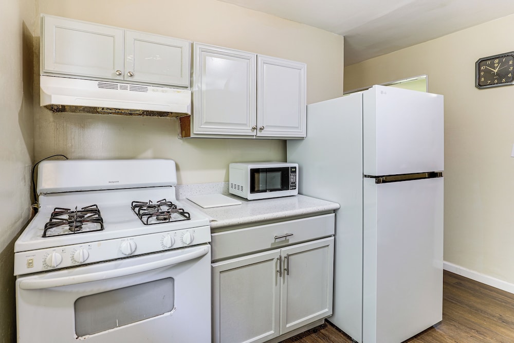 2 Mi to The Marketplace: Spring Valley Apartment