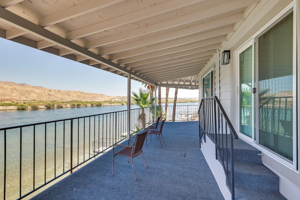 Colorado River Views: Waterfront Bullhead Home