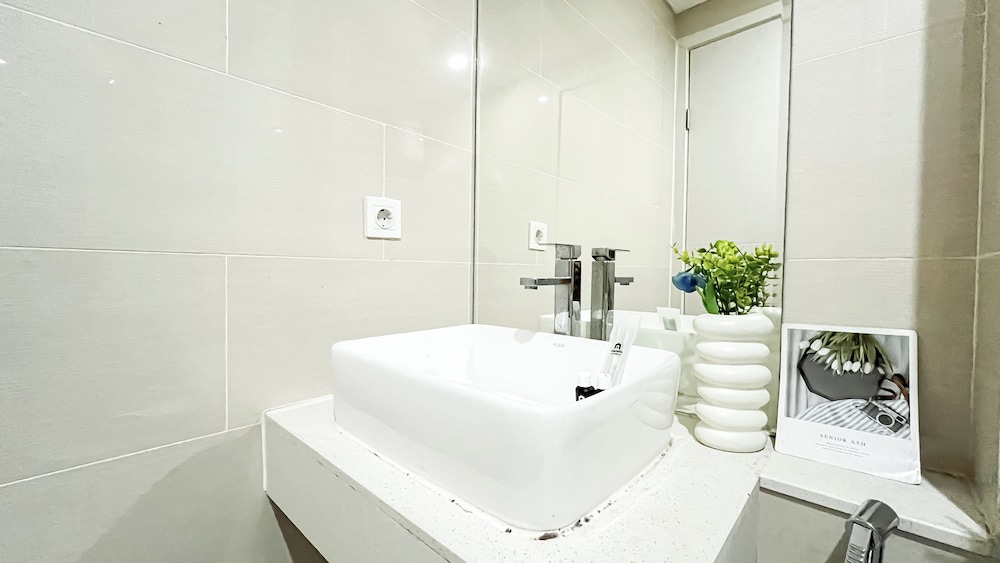 Studio Near Kalideres Station At Daan Mogot City Apartment