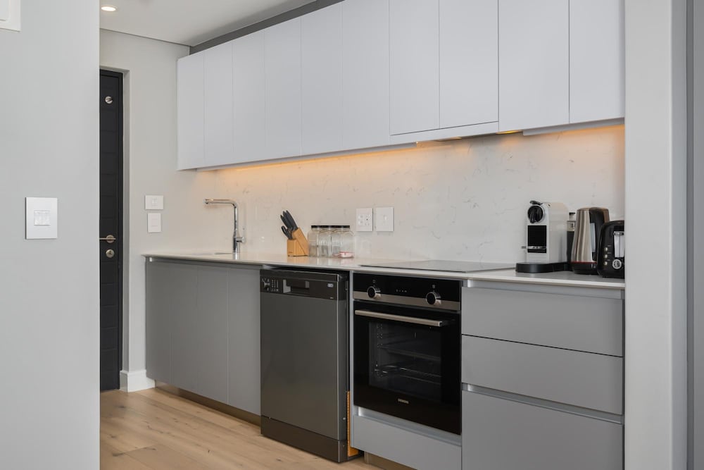 Central Secure Modern Studio w Views Bantry Pad