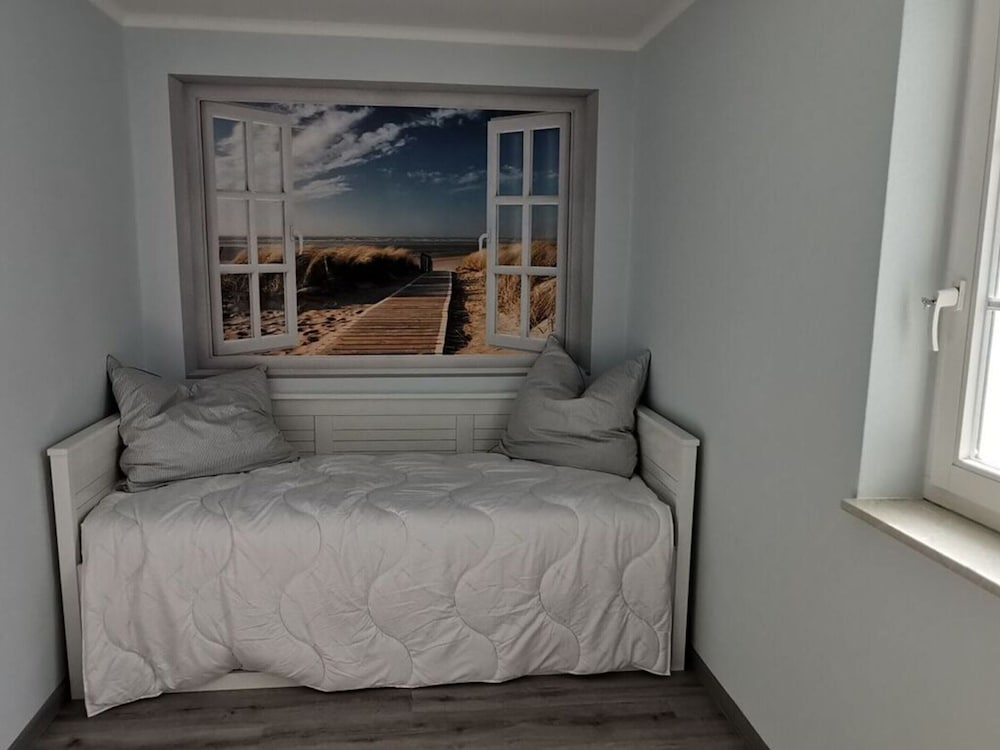 Seaman Modern Retreat