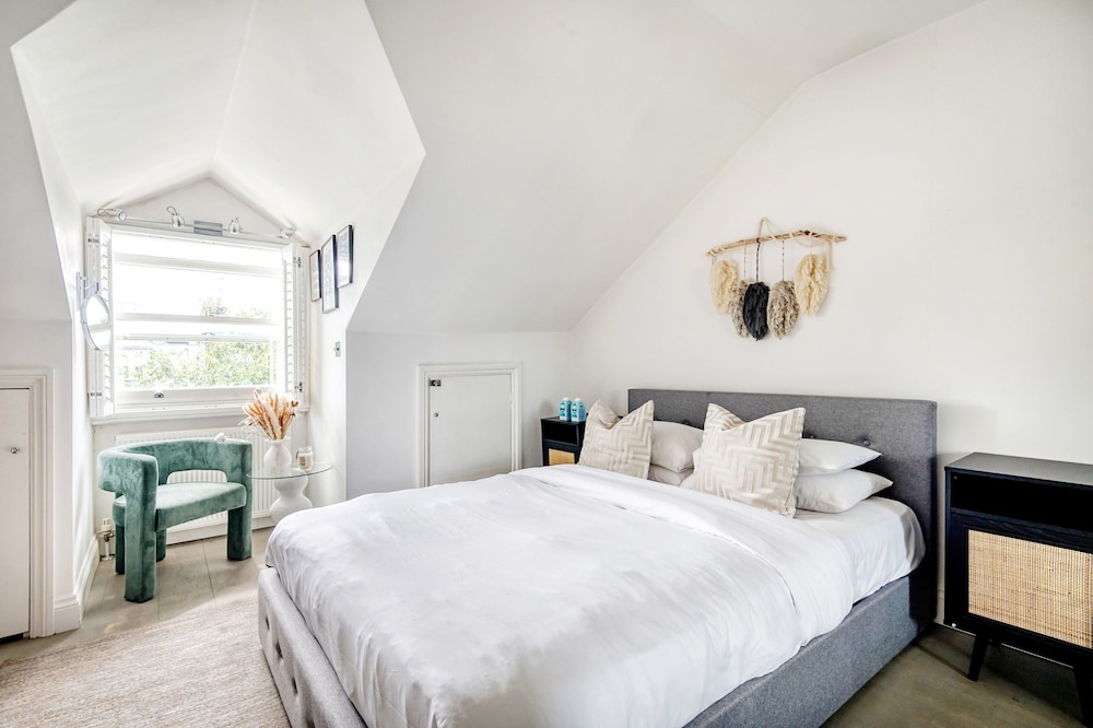 The Luxury Treehouse - One bed Little Venice - by Out of Office Lifestyle