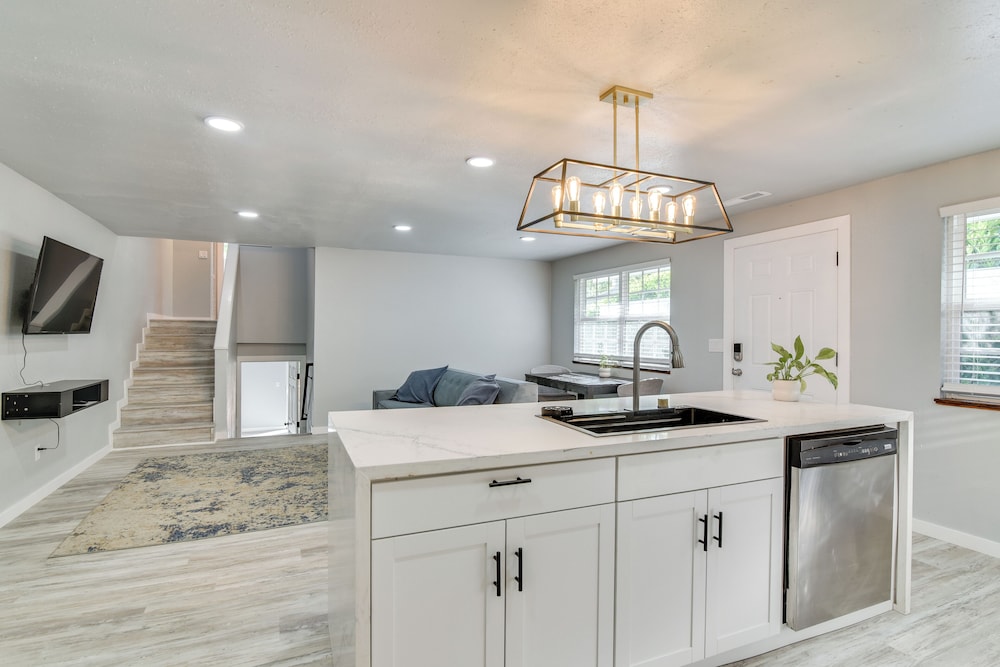 Walk to Dtwn Milwaukie: Family Gem w/ Creek Access