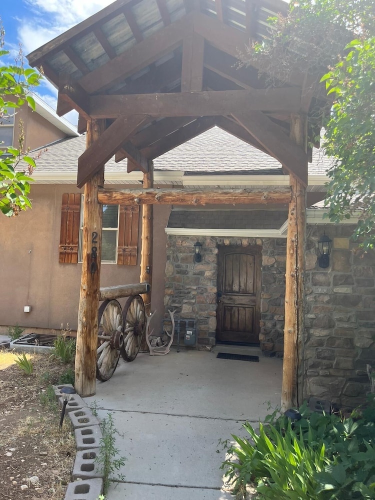 14 Guests 5BR 2BA Game room and Living