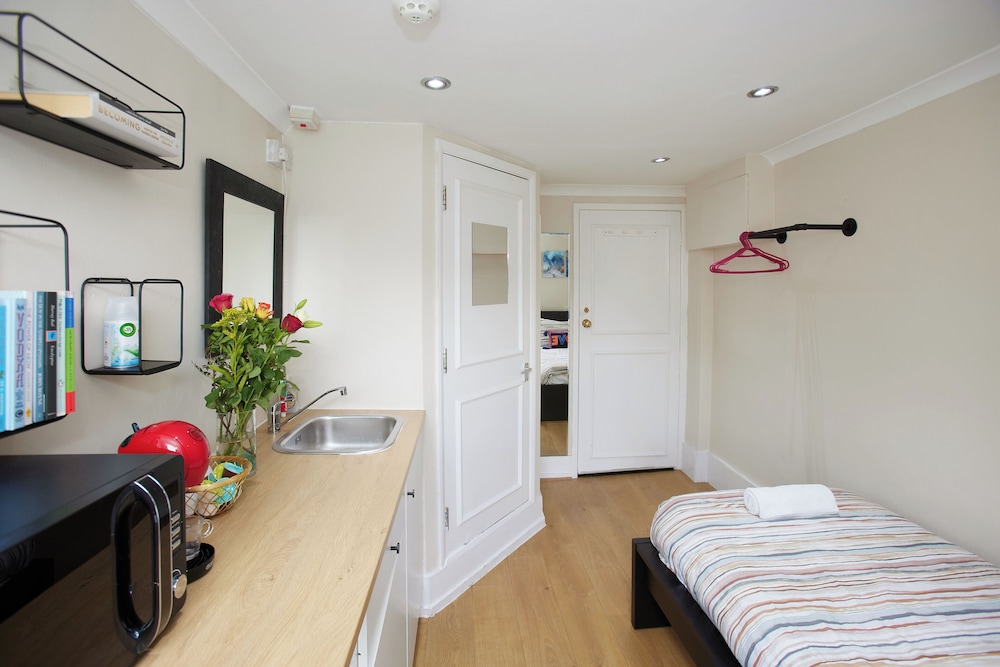 Your Ideal London Getaway - Charming Studio Haven view 2