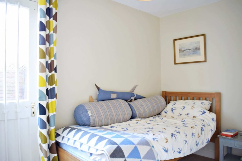 Charming 2 Bedroom Home 3 Near Arsenal Station