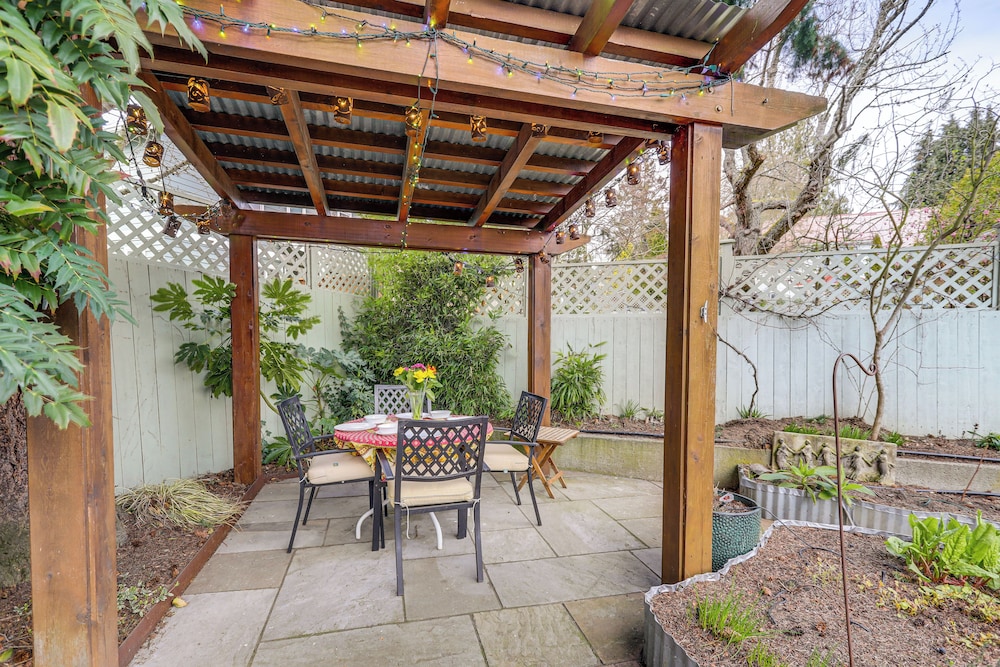 6 Mi to Dtwn Seattle: Walkable Home w/ Hot Tub