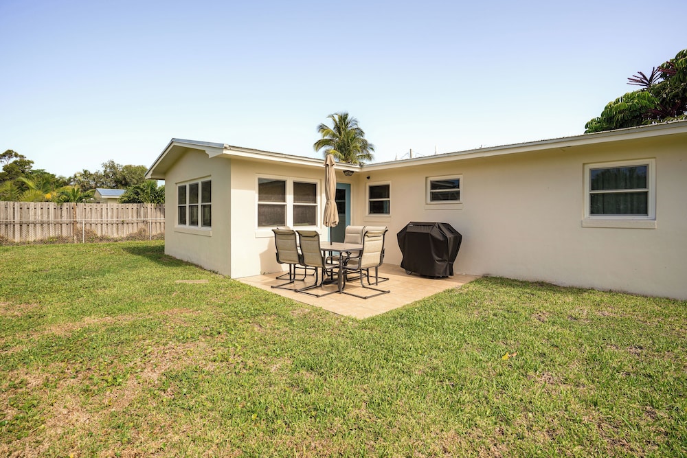 Walk to Jetty Park: Harbor District Home!