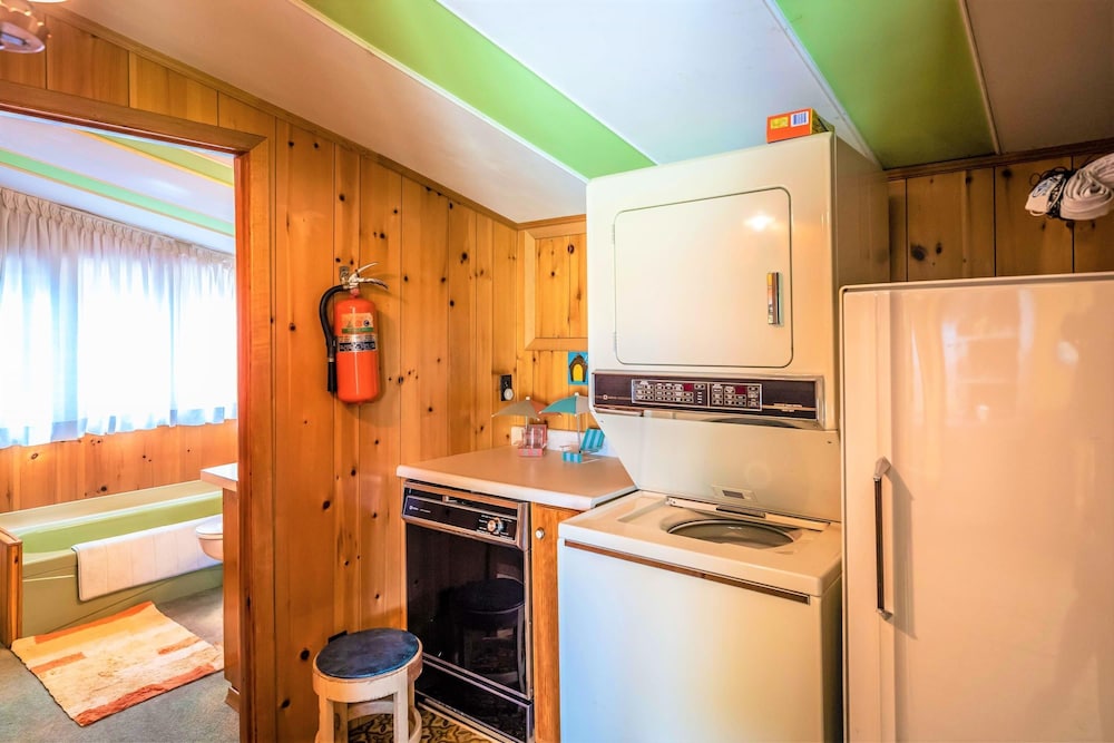 Retro Spacious Cottage - Somewhere in Time