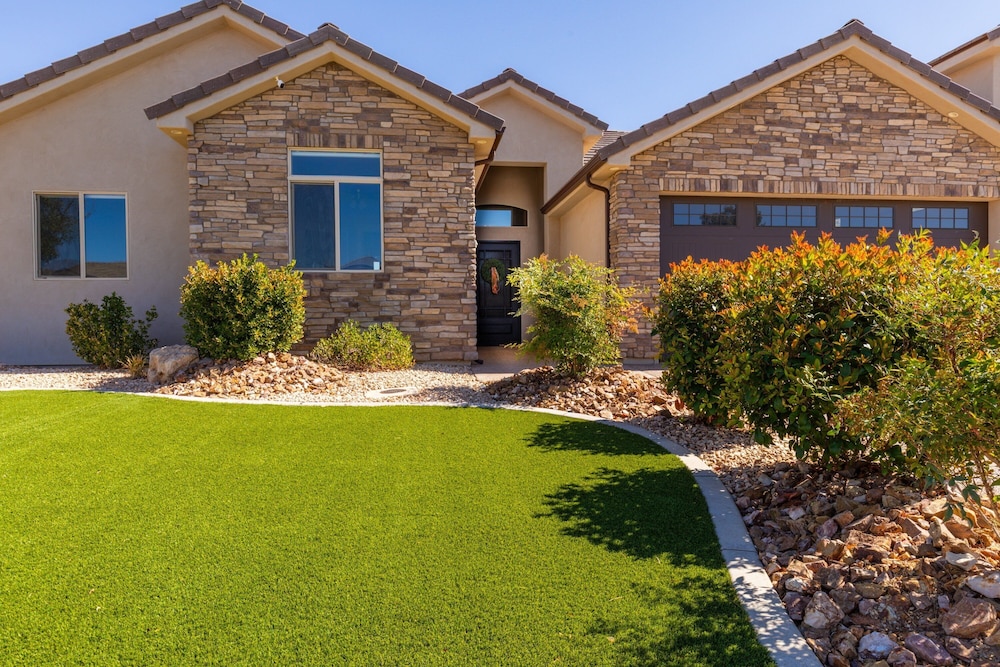 Hurricane Falls Pool, Hot Tub Plus Dog Friendly! 4 Bedroom Home