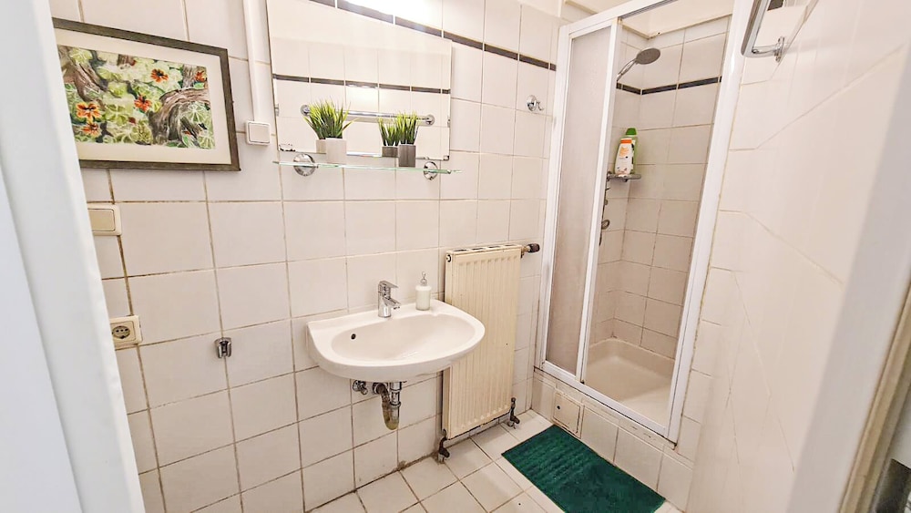 Budget 2BR Apartment Near Stadthalle