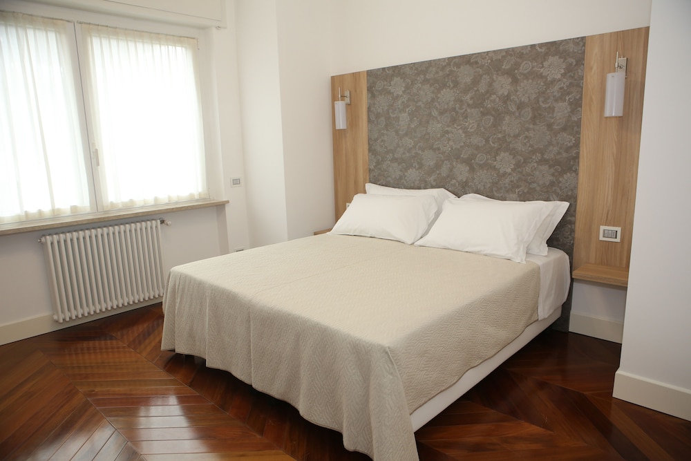 Champagne Rooms photo 5