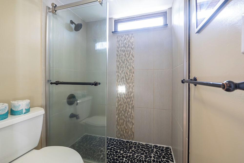 High Floor Ocean View Condo (King Bed and Parking): bathroom photo