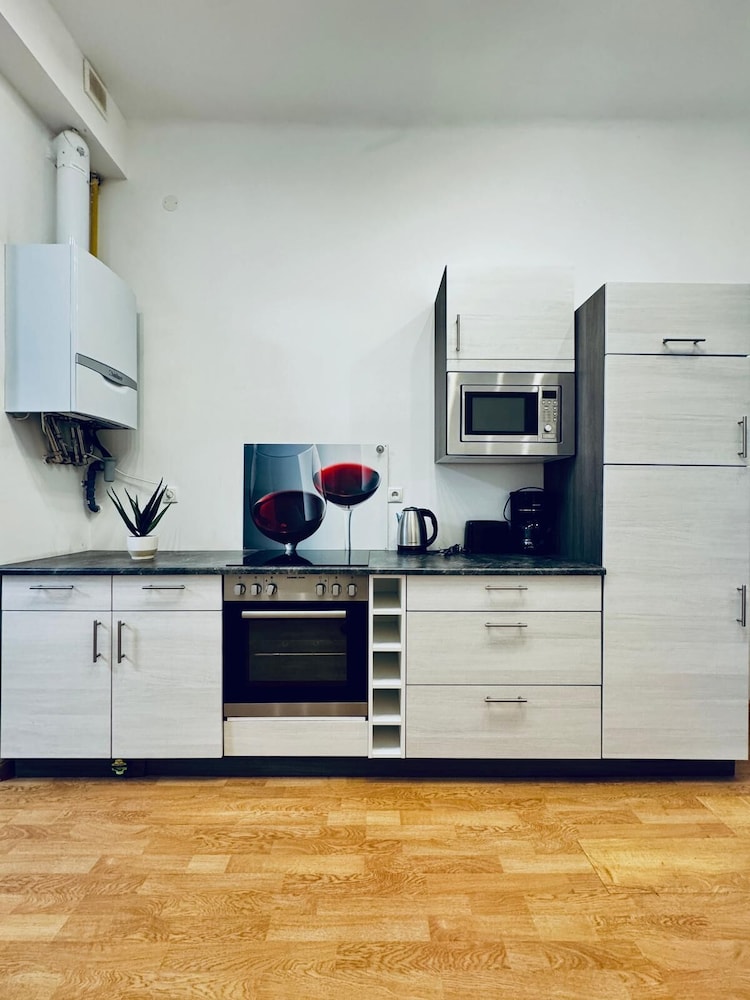 Lovely 2BR for 5 Peaceful Central Stay