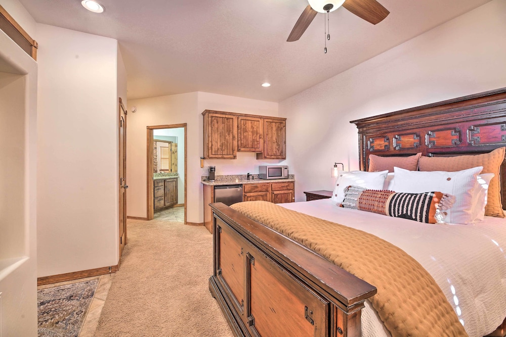 Patio, Deck & Grill: Spacious Show Low Home! view 5