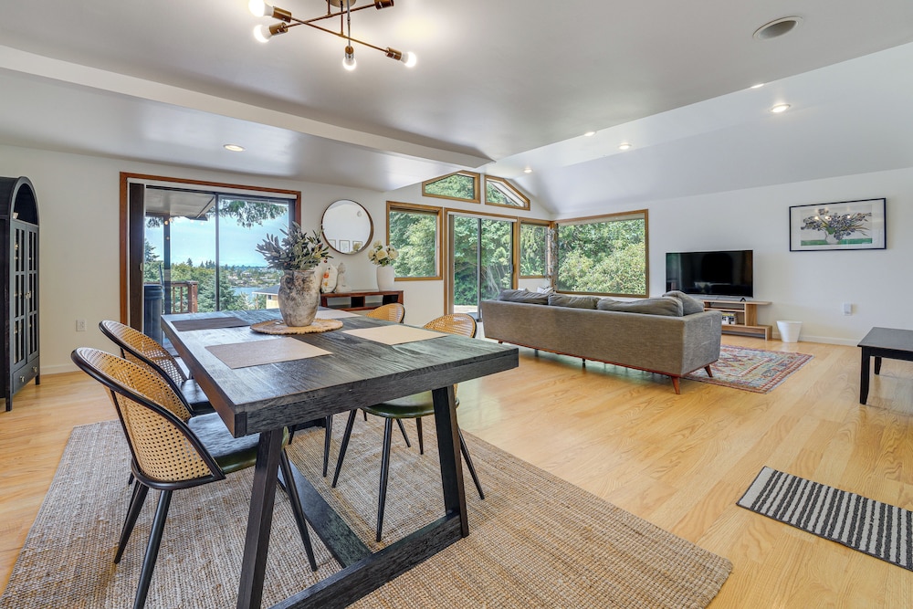 1/2 Mi to Yarrow Bay: Family Home in Kirkland