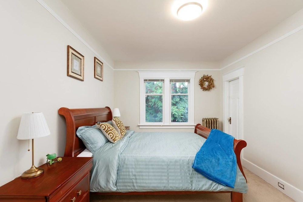 Vancouver Shaughnessy Cozy Heritage House view 2