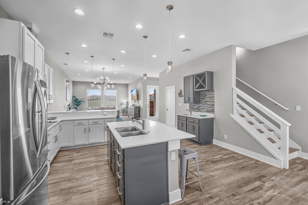 Waterfront Condo With Rooftop + Pool + Boat Slips