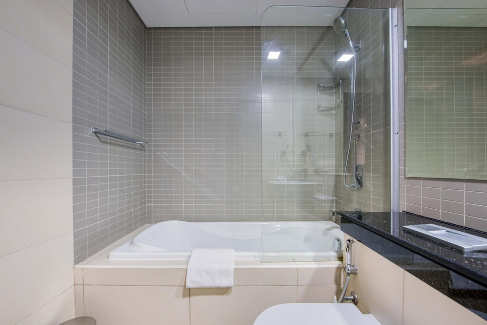 Luxury Apt w Private Jacuzzi Overlooking the Water