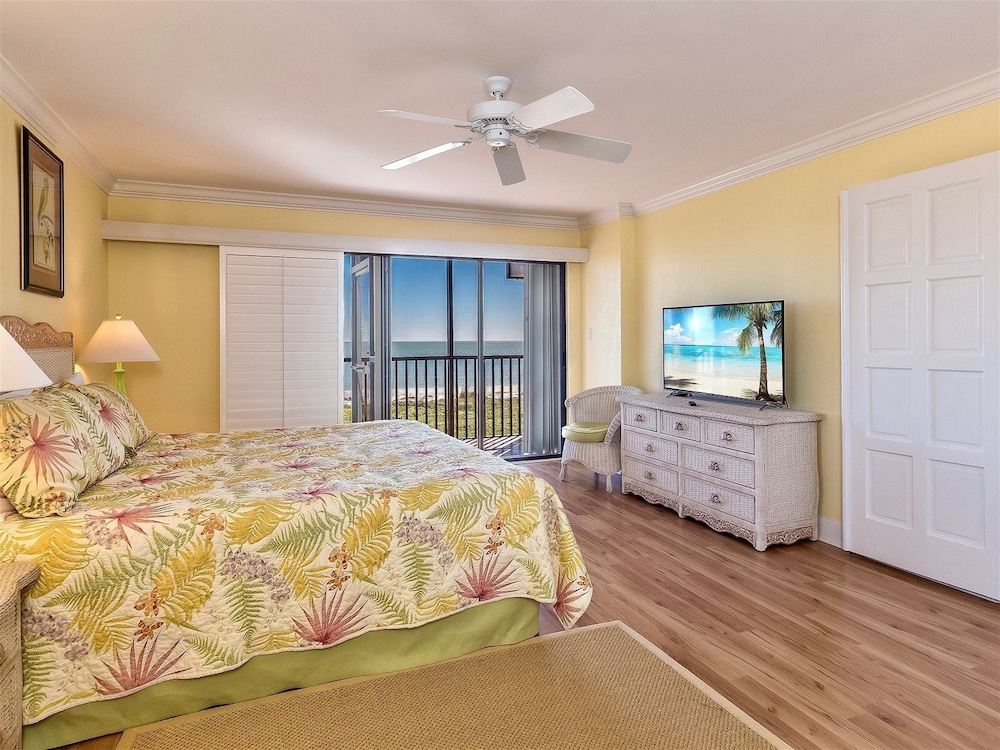 Shorewood Condos by Dream Vacation Rentals