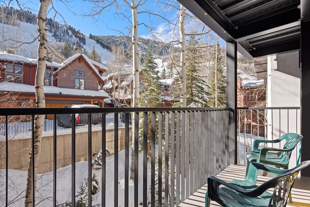 Downtown Aspen Studio Steps to Gondola & Trails - 305A