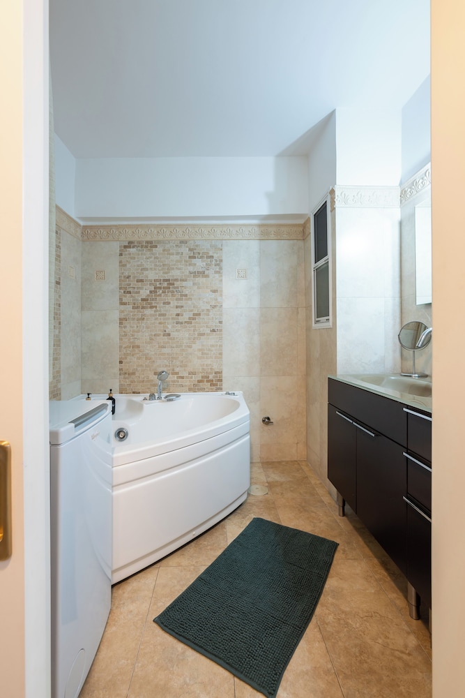 2BR hot tub prvt parking near metro