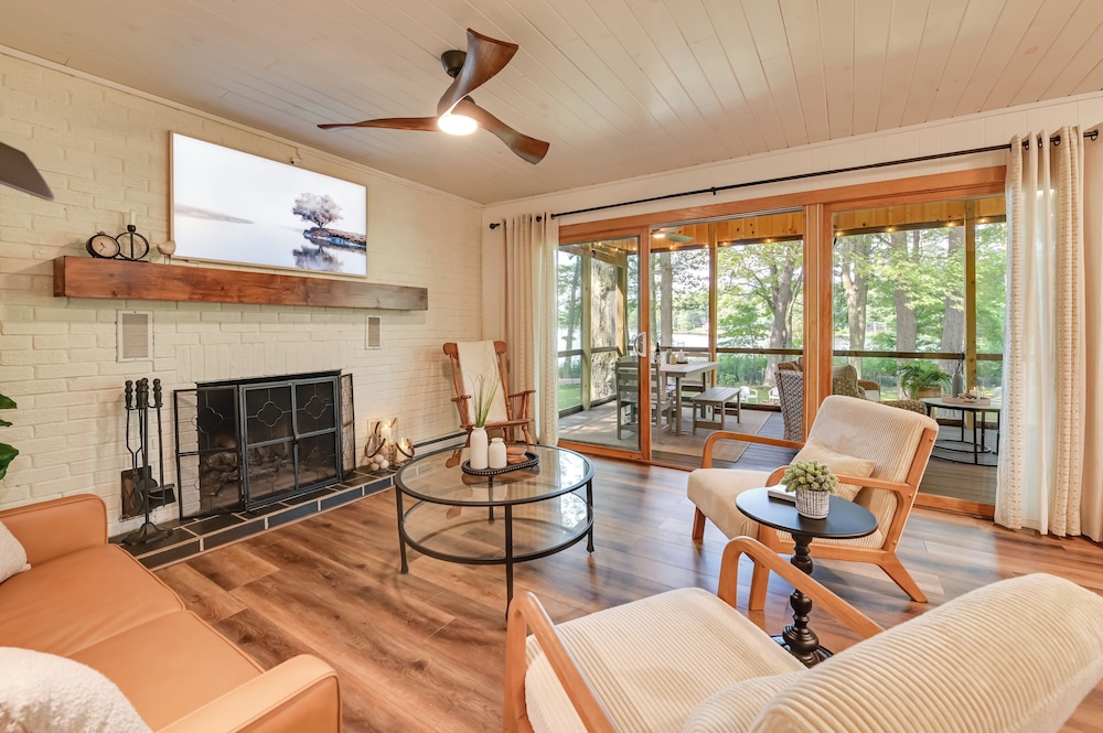 Waterfront Deck! Chic Lower Scott Lake Cottage