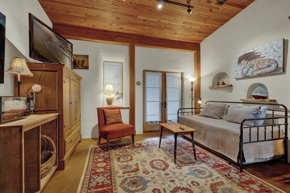 The Willows Retreat - Sleeps 17, Hot-tubs, Close to Main Street!