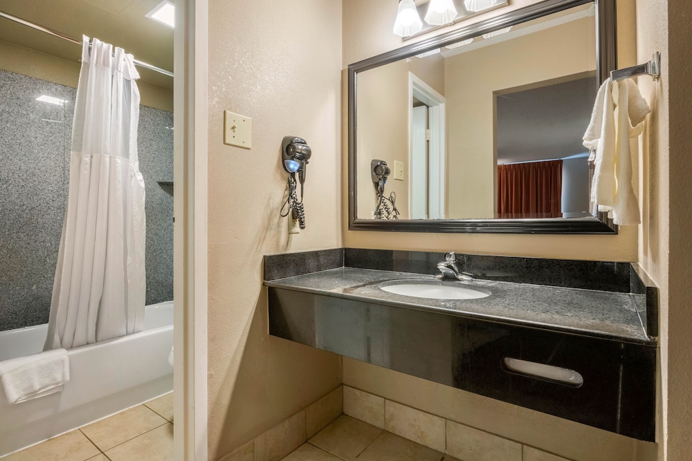 Lancaster Vacations - Rodeway Inn - Property Image 2