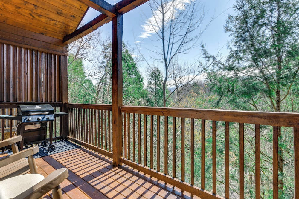 Smoky Mtn Escape w/ Hot Tub: 4 Mi to Gatlinburg!