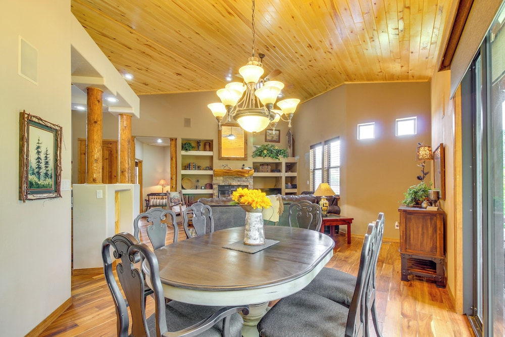 Cozy Show Low Lodge: Hike, Golf & Ski! view 5