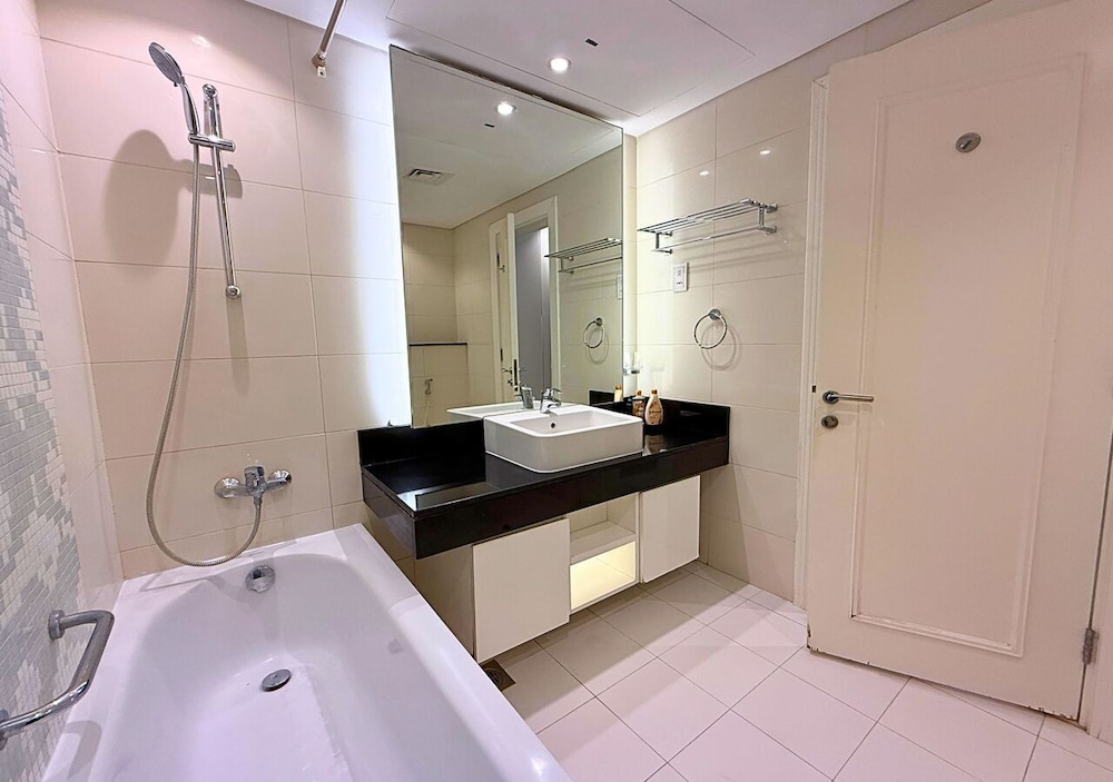 Capital Bay Comfort Studio city view