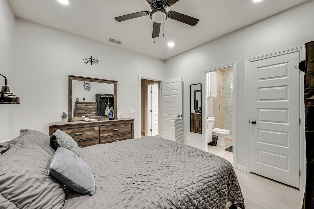 4 Mi to Dtwn: Modern Apartment in Edinburg!
