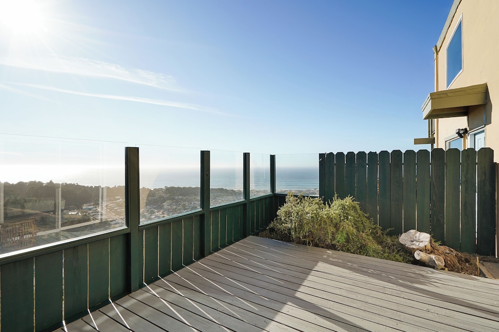 2BR Mountain Retreat with Private Deck
