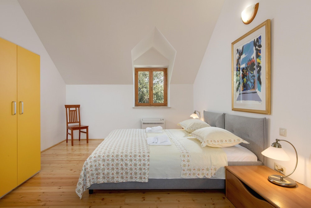 Charming Villa With Swimming Pool