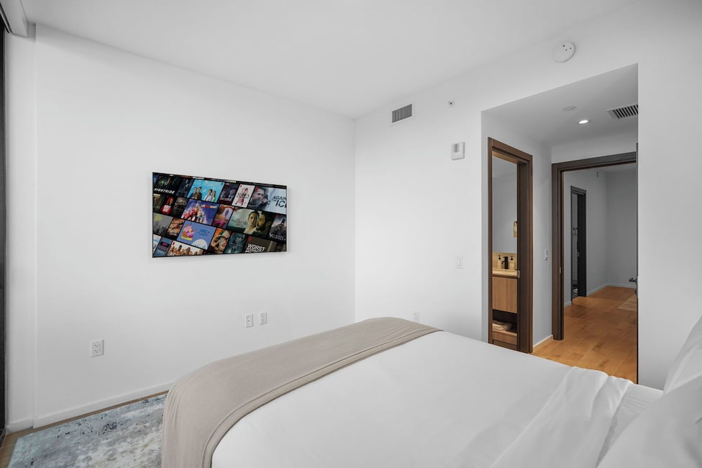 Bayside Apt with Stunning City Views