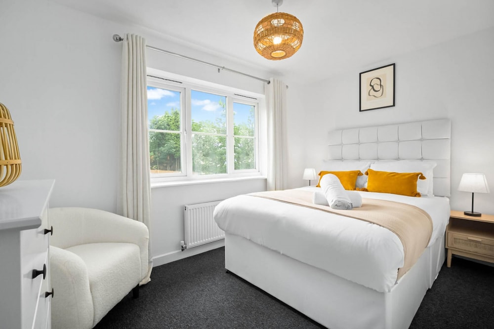 Cute Modern Mews Home in Oldbury