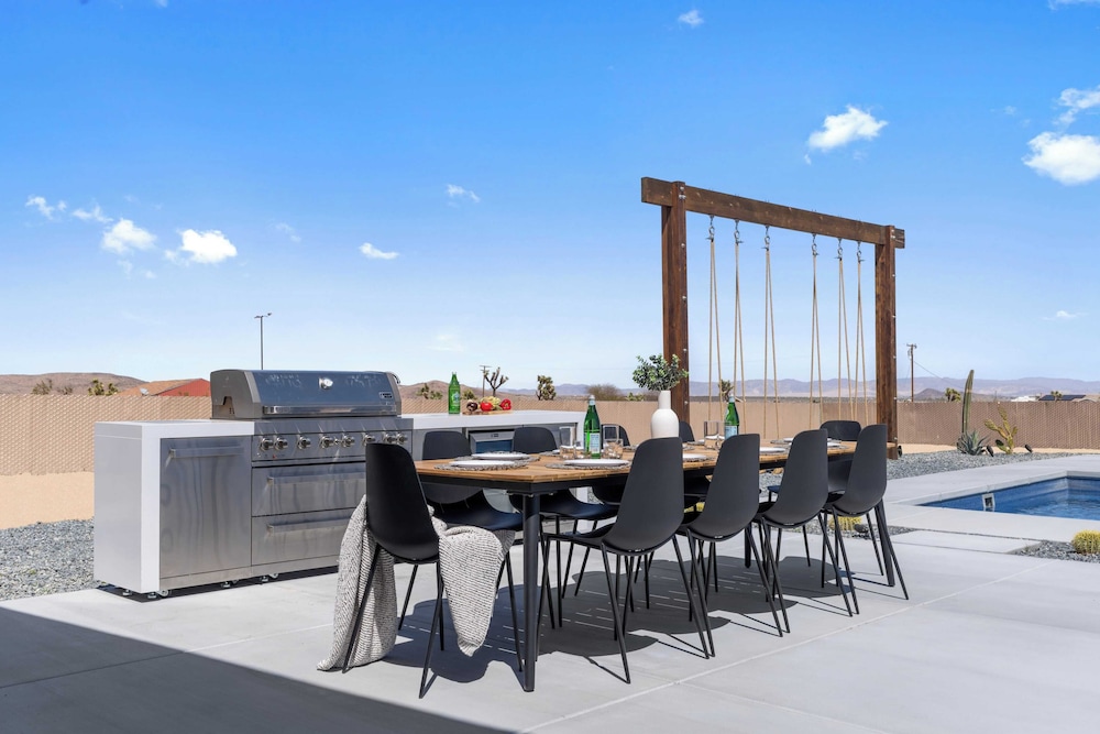 Bocce, Pool+spa, Game Room, Firepit Modern Oasis Yucca Haven by Avantstay