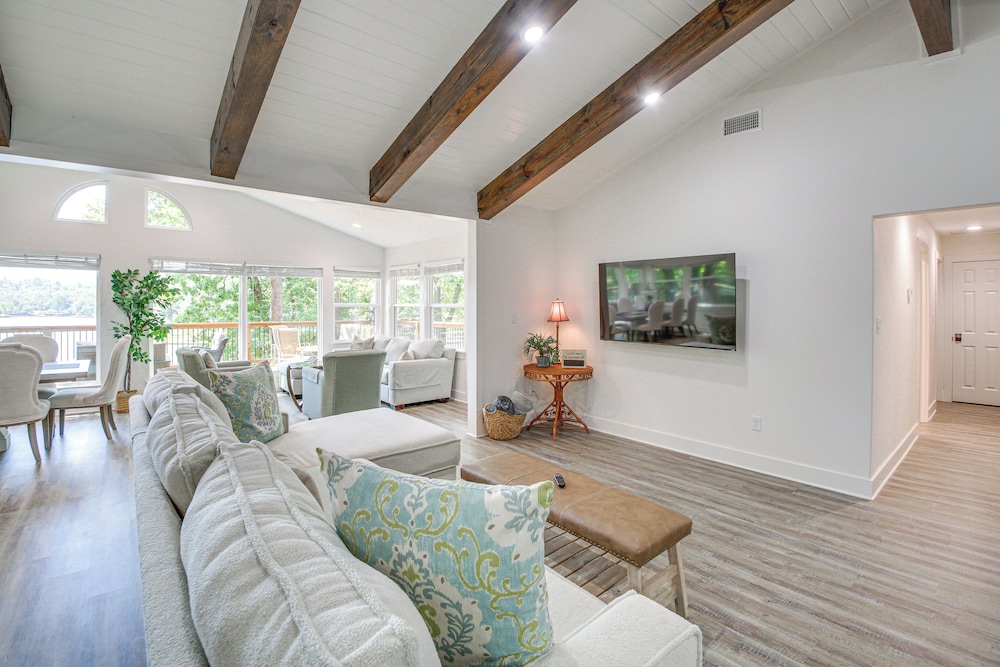 Lake Hamilton Views: Hot Springs Family Home!