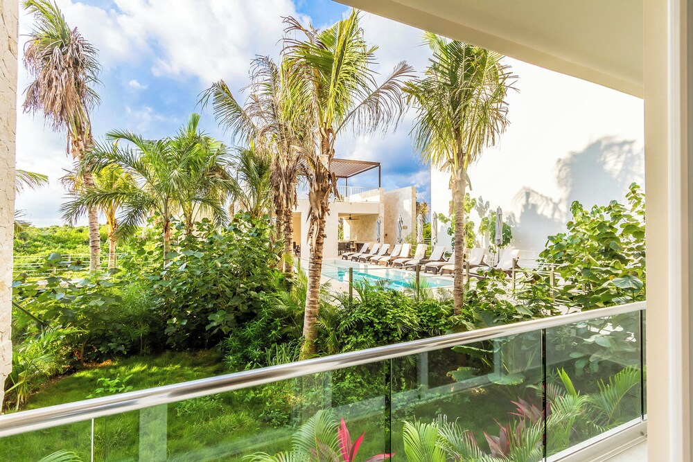 Chic Beachfront Condo Ocean View