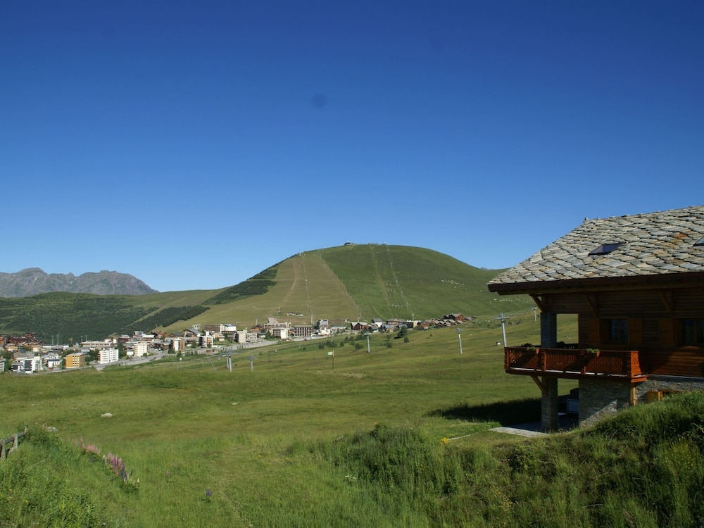 Huez Vacations - Chalet With Fireplace in Alpe D'huez - Property Image 3