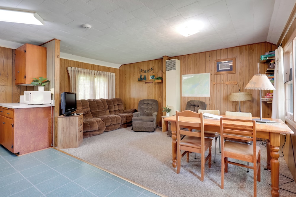 South Twin Lake Cabin w/ Dock, Steps to Water
