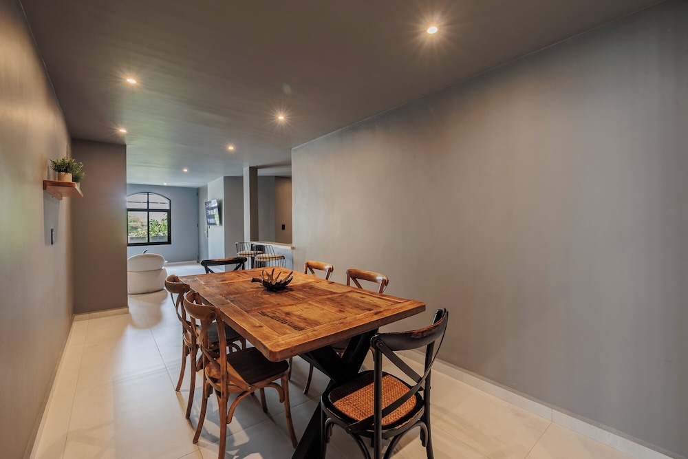 10th Street 3 Bedroom Jacuzzi & Billiard