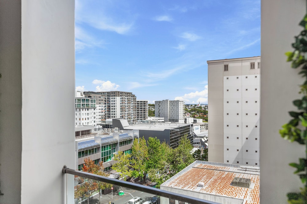 2BR Apt with Parking in Prime Spot Zodiak Stays